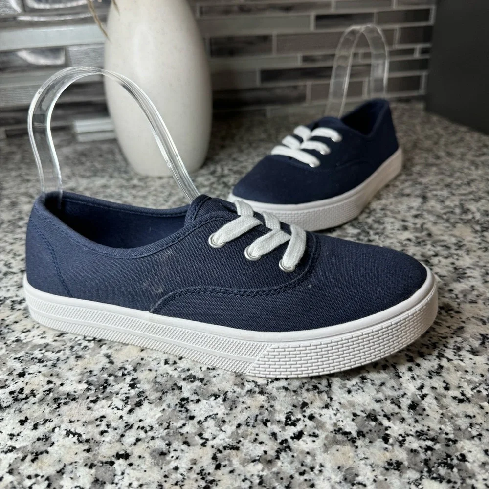 Children’s Place | Little Boys Navy Blue and White Shoes Size 4